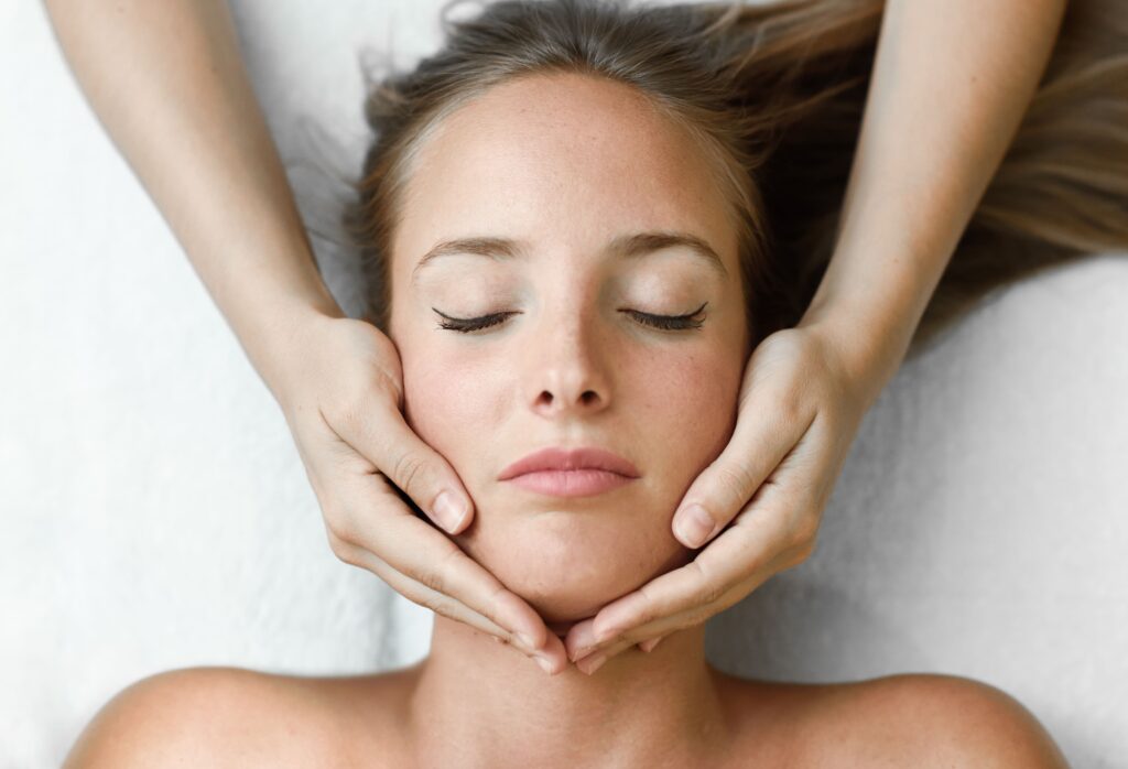 young woman receiving head massage spa center (1)